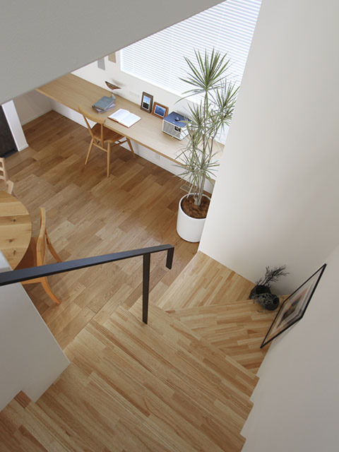 完成写真／階段と窓辺カウンター