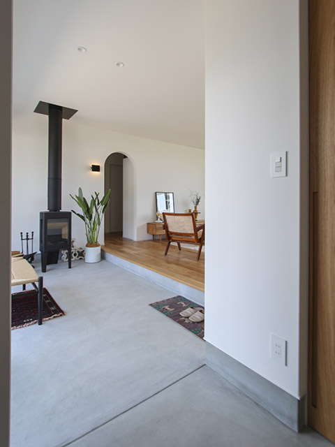 完成写真／薪ストーブのある室内土間