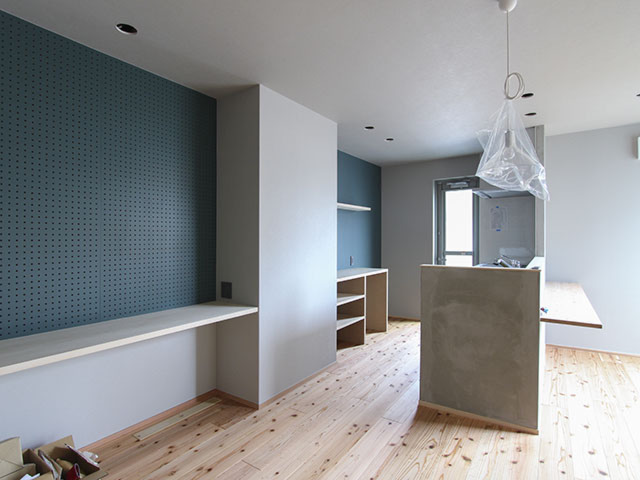 仕上げ工事中／キッチンとダイニング