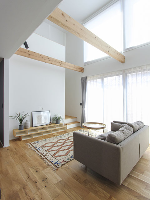 完成写真／吹き抜けリビング