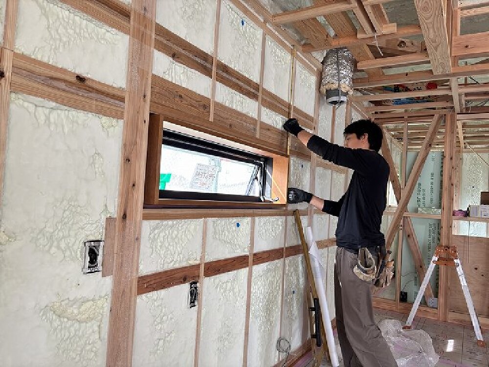 キッチンの窓枠は