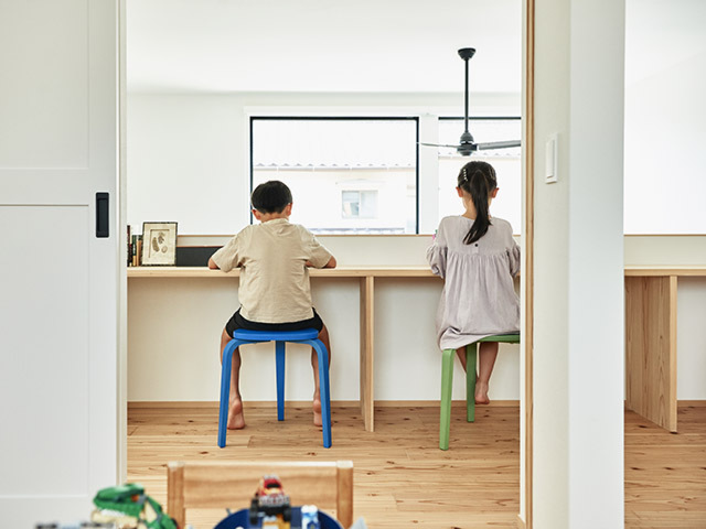 吹き抜けのロングカウンター