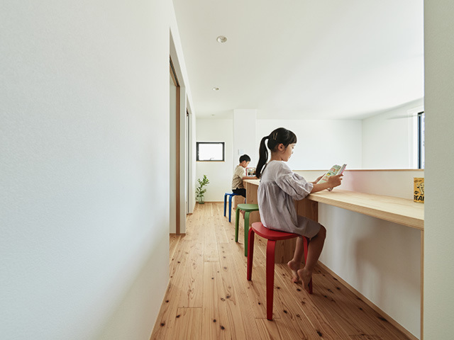 吹き抜けのロングカウンター